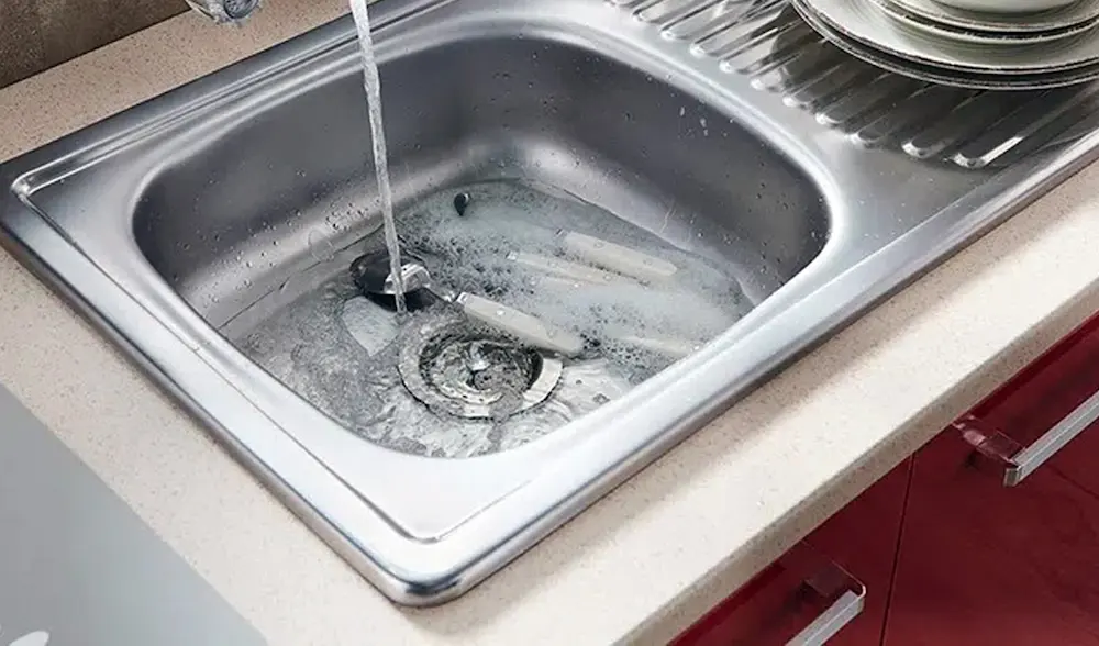 ¿Por qué no sale agua caliente del lavaplatos? Causas comunes y soluciones