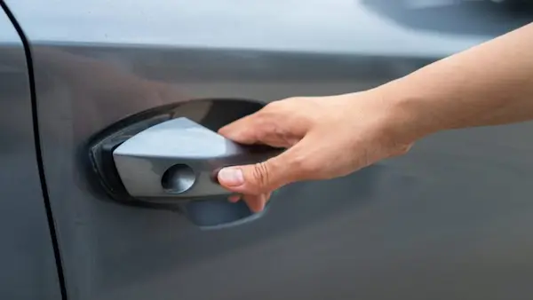 Por qué la puerta de mi auto no abre: causas más comunes