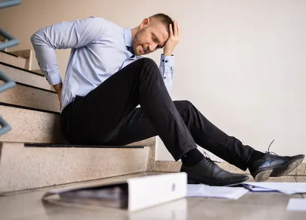 15 lesiones por caída de escalera más comunes: riesgos y qué hacer